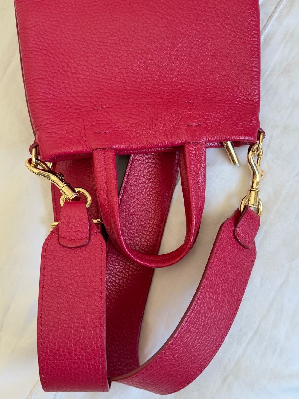 Cuyana Easy Phone Tote Raspberry - Picture 6 of 6
